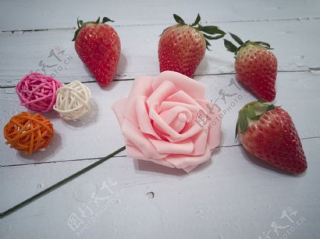 粉红色玫瑰花与草莓创意图片