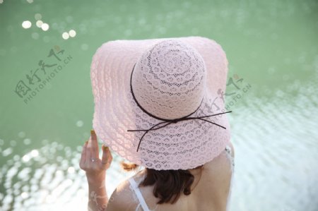 戴太阳帽遮阳帽穿吊带裙的模特26