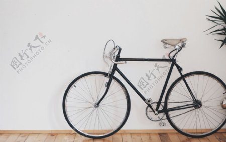 木地板自行车白墙背景素材