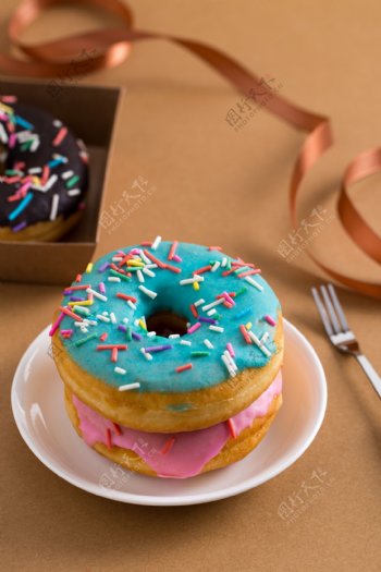 摄影图实物图多彩糖粒甜甜圈7