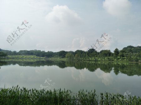 蓝天白云湖水自然风景