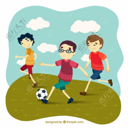3个踢足球的男孩