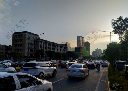 夕阳下拥挤的城市道路