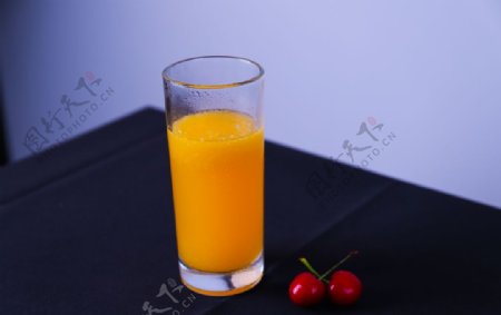 橙汁和樱桃和杯子