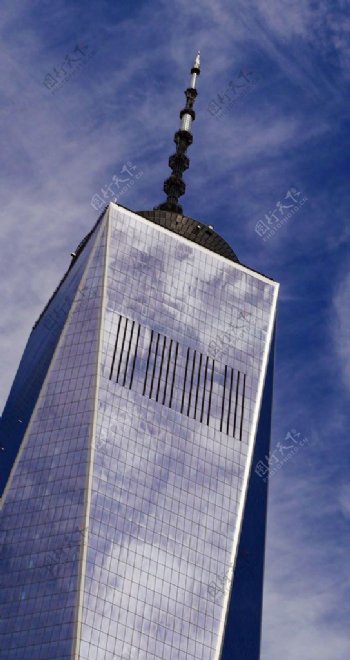 世界贸易中心一号大楼的细节和云