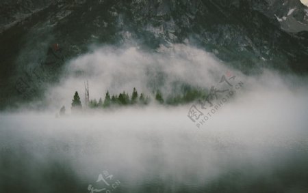 雾气袅绕山峰