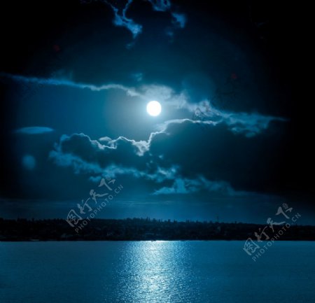 湖水月亮照应