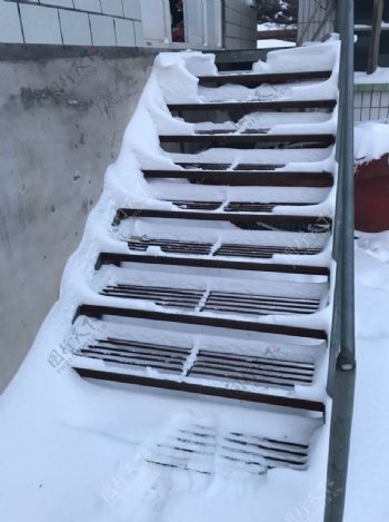 雪景下的艺术台阶