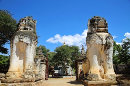 缅甸蒲甘古代寺庙石狮大门