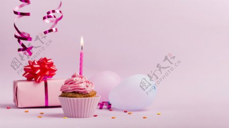 小蛋糕与粉色礼物