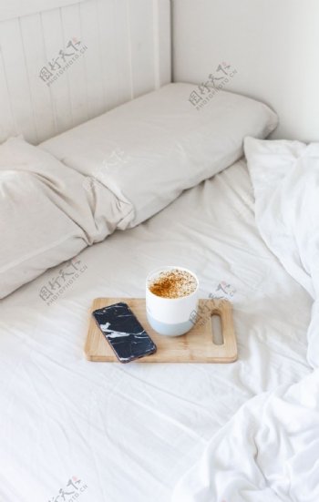 床上的咖啡与手机