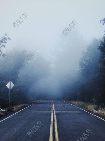 道路城市雾气清晨背景素材