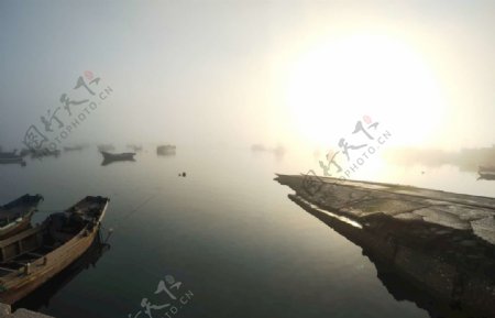 雾霾渔船