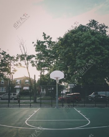 道路旁的篮球场