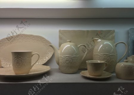 素色茶具和瓷盘
