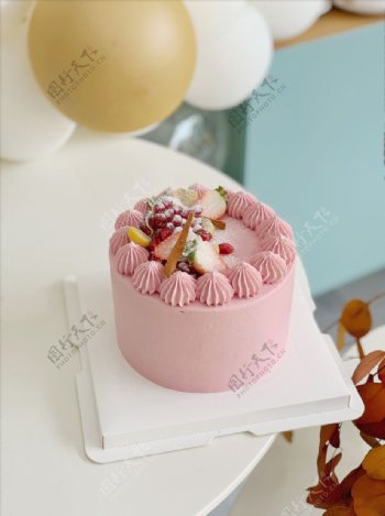 粉色水果蛋糕