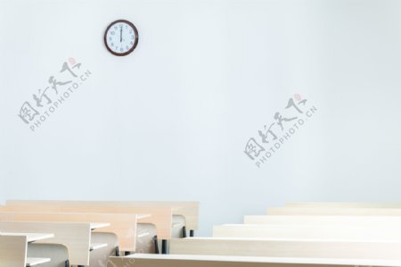 教室里的课桌与钟表