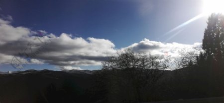 蓝天白云日出大山树木风光图片