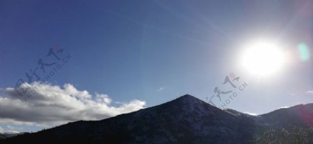 蓝天雪山太阳光芒风景图片