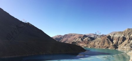 蓝天大山湖泊风景图片