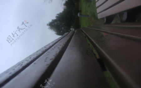 雨后长椅图片