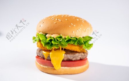 芝士洋葱圈牛肉汉堡图片