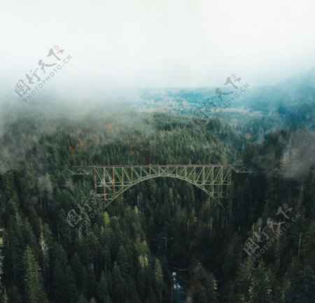 山间的钢桥图片