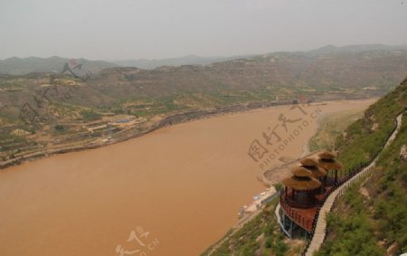乾坤湾黄河畔的悬崖峭壁黄河栈道图片
