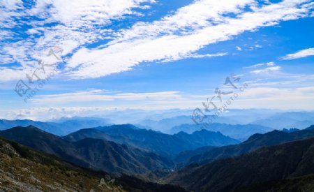 蓝天白云山脉图片