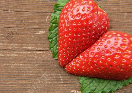 鲜艳欲滴的草莓图片