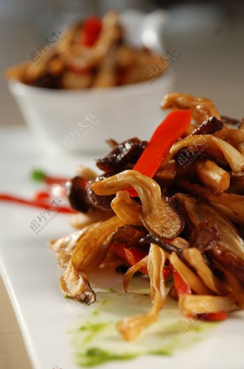 豫菜鲜辣汁干煸野山菌图片
