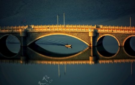 拱桥沐夕阳图片