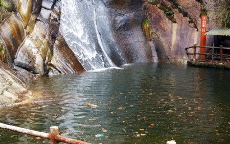 瀑布碧色的泉水图片