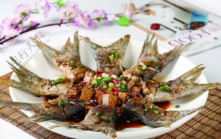 南北热菜黄鱼焖豆腐图片