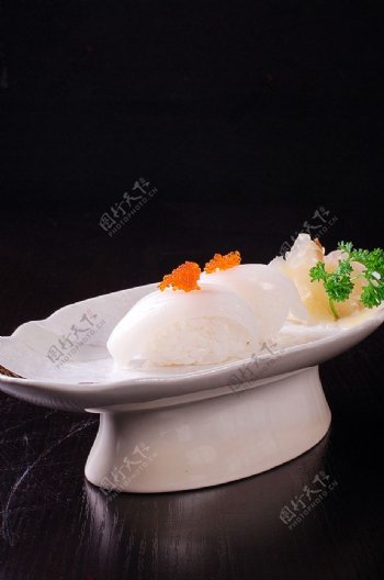 寿司墨鱼寿司图片