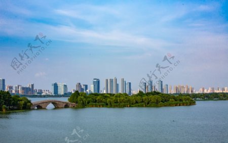 城市湖景图片
